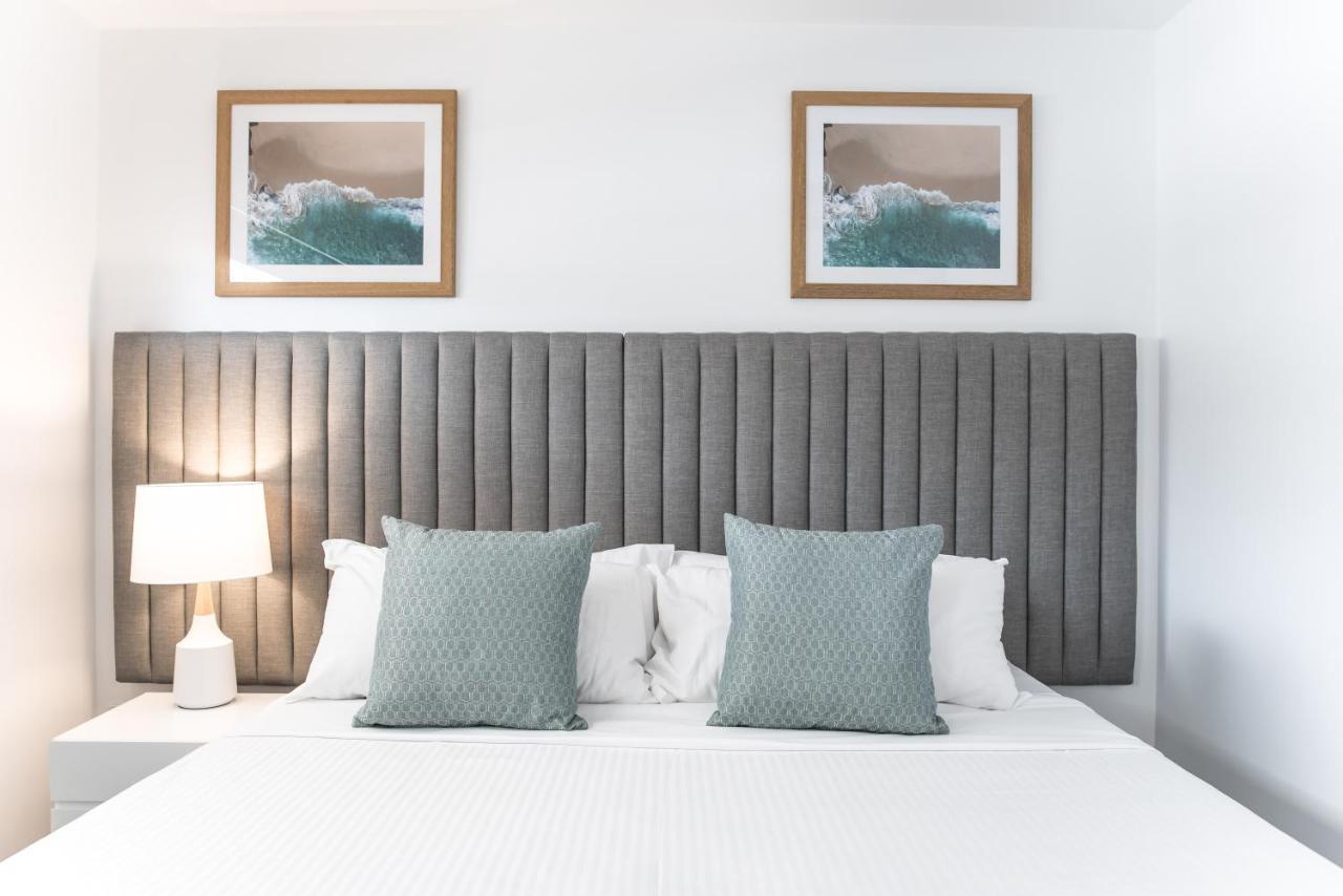 Rumba Beach Resort Caloundra Buitenkant foto A bedroom at the Hilton Garden Inn