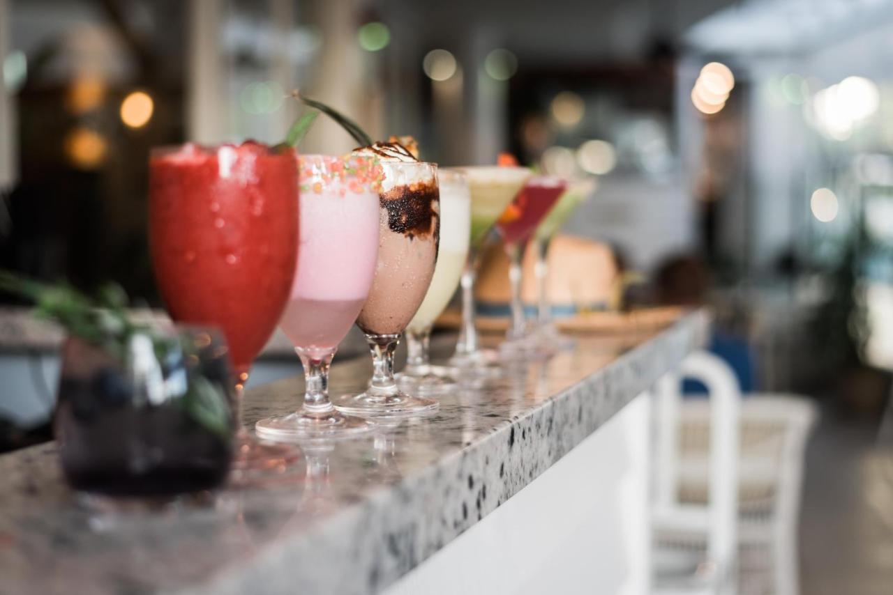 Rumba Beach Resort Caloundra Buitenkant foto Cocktails at a bar