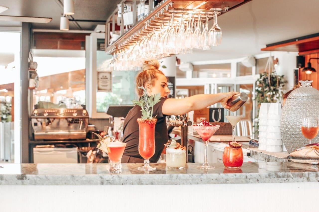 Rumba Beach Resort Caloundra Buitenkant foto A bartender at work