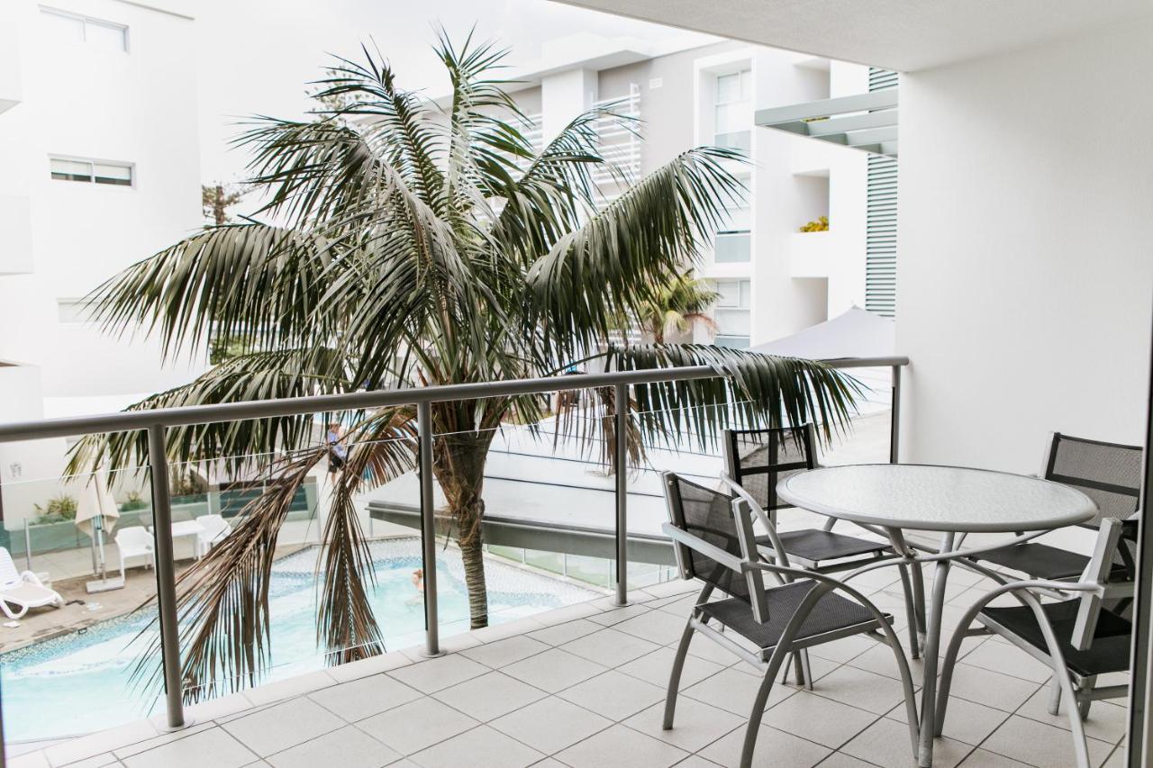 Rumba Beach Resort Caloundra Buitenkant foto A balcony at the hotel