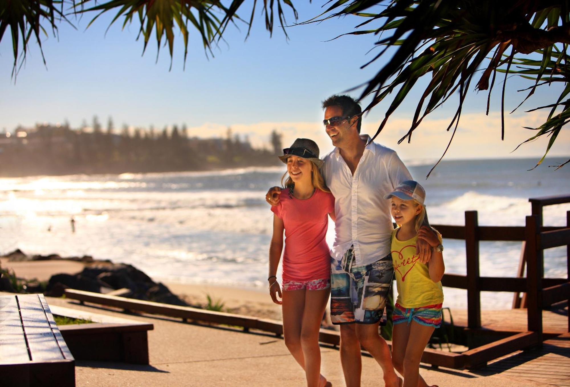 Rumba Beach Resort Caloundra Buitenkant foto A family at the beach
