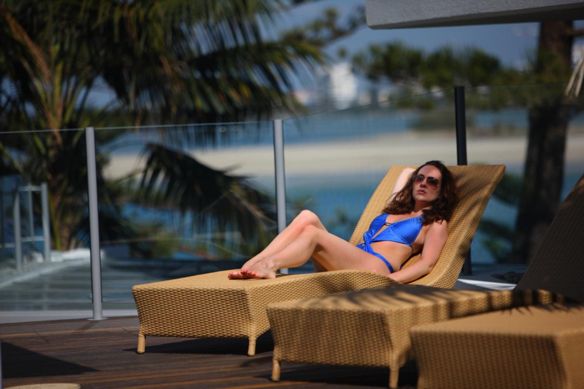 Rumba Beach Resort Caloundra Buitenkant foto A woman sunbathing