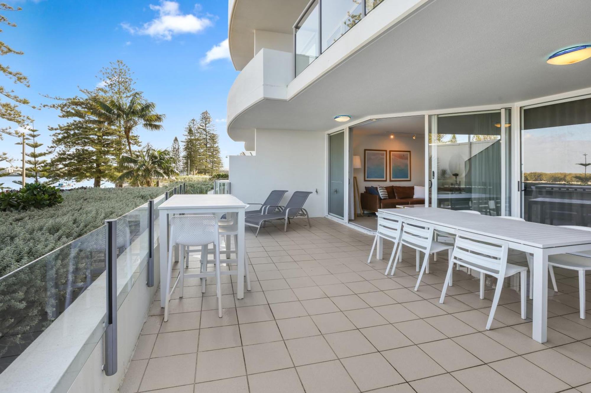 Rumba Beach Resort Caloundra Buitenkant foto A balcony